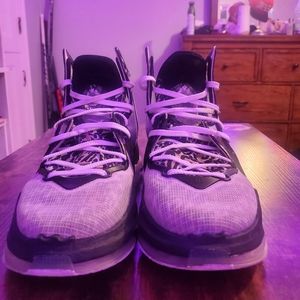 Lebron XIX 19 Roalty size 9 (comes with original box)